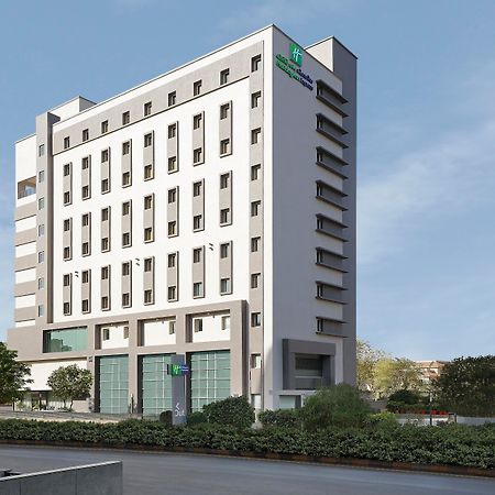 Holiday Inn Express Ahmedabad Prahlad Nagar By Ihg Exterior foto