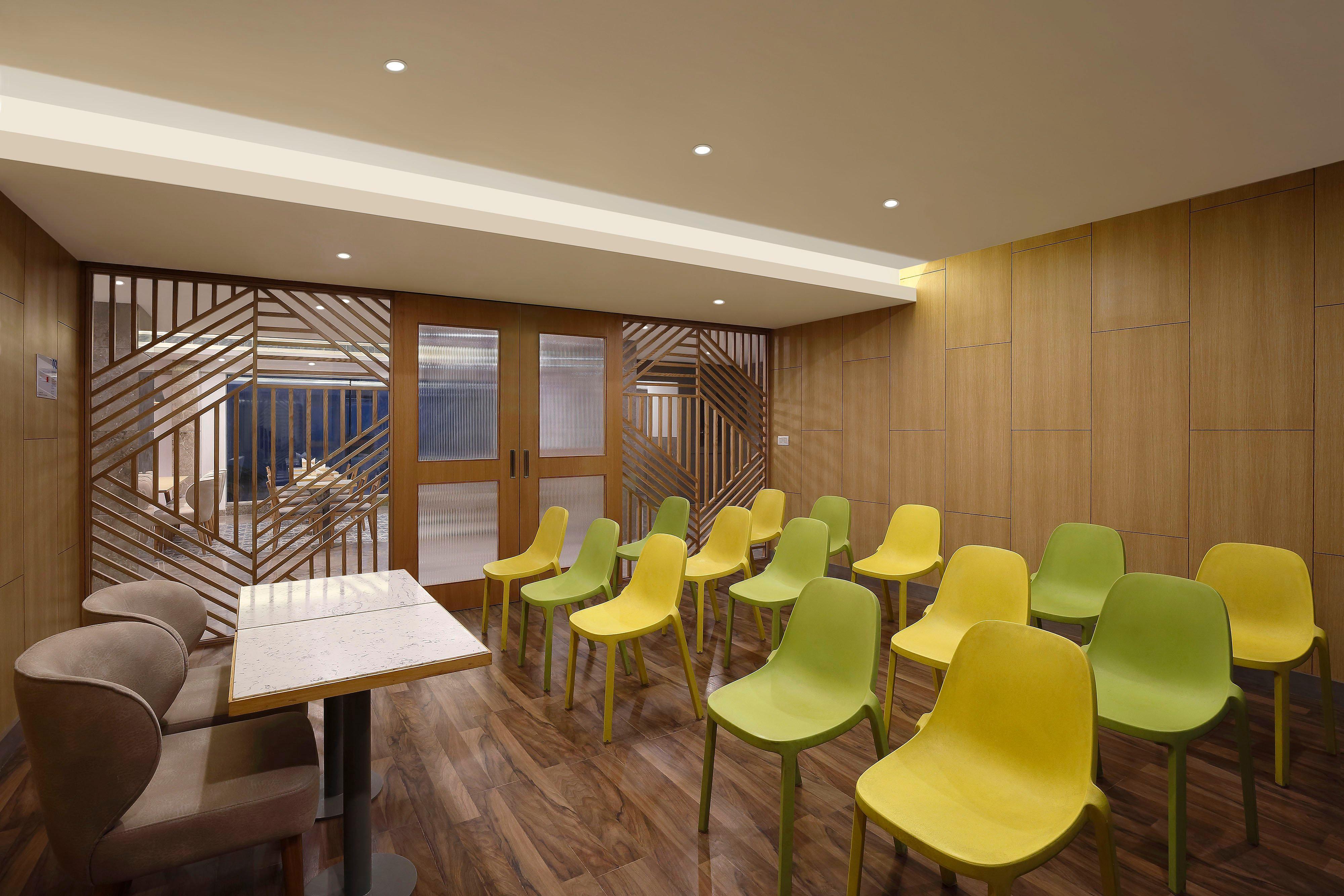 Holiday Inn Express Ahmedabad Prahlad Nagar By Ihg Exterior foto