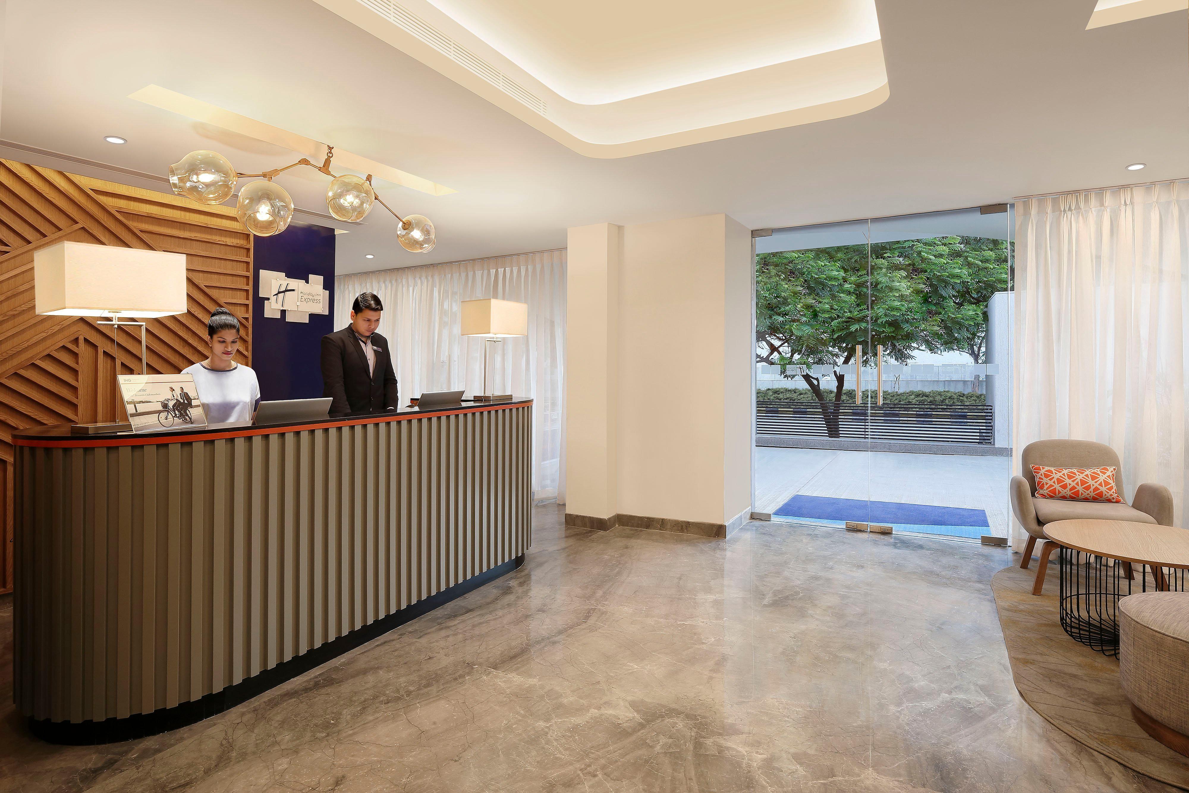 Holiday Inn Express Ahmedabad Prahlad Nagar By Ihg Exterior foto