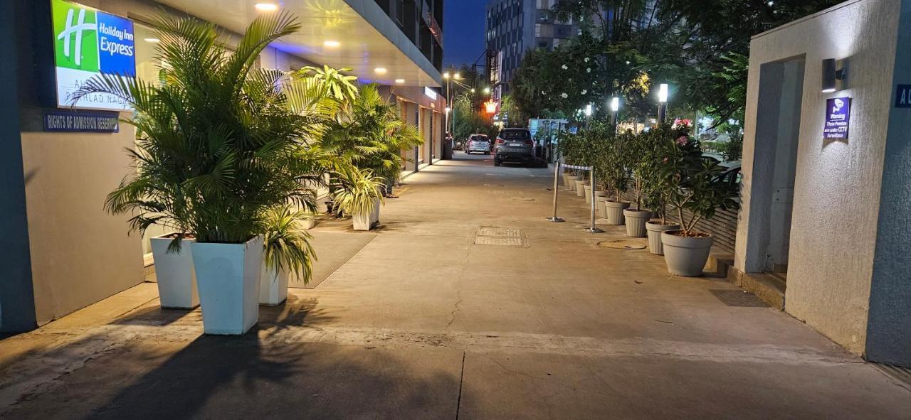 Holiday Inn Express Ahmedabad Prahlad Nagar By Ihg Exterior foto