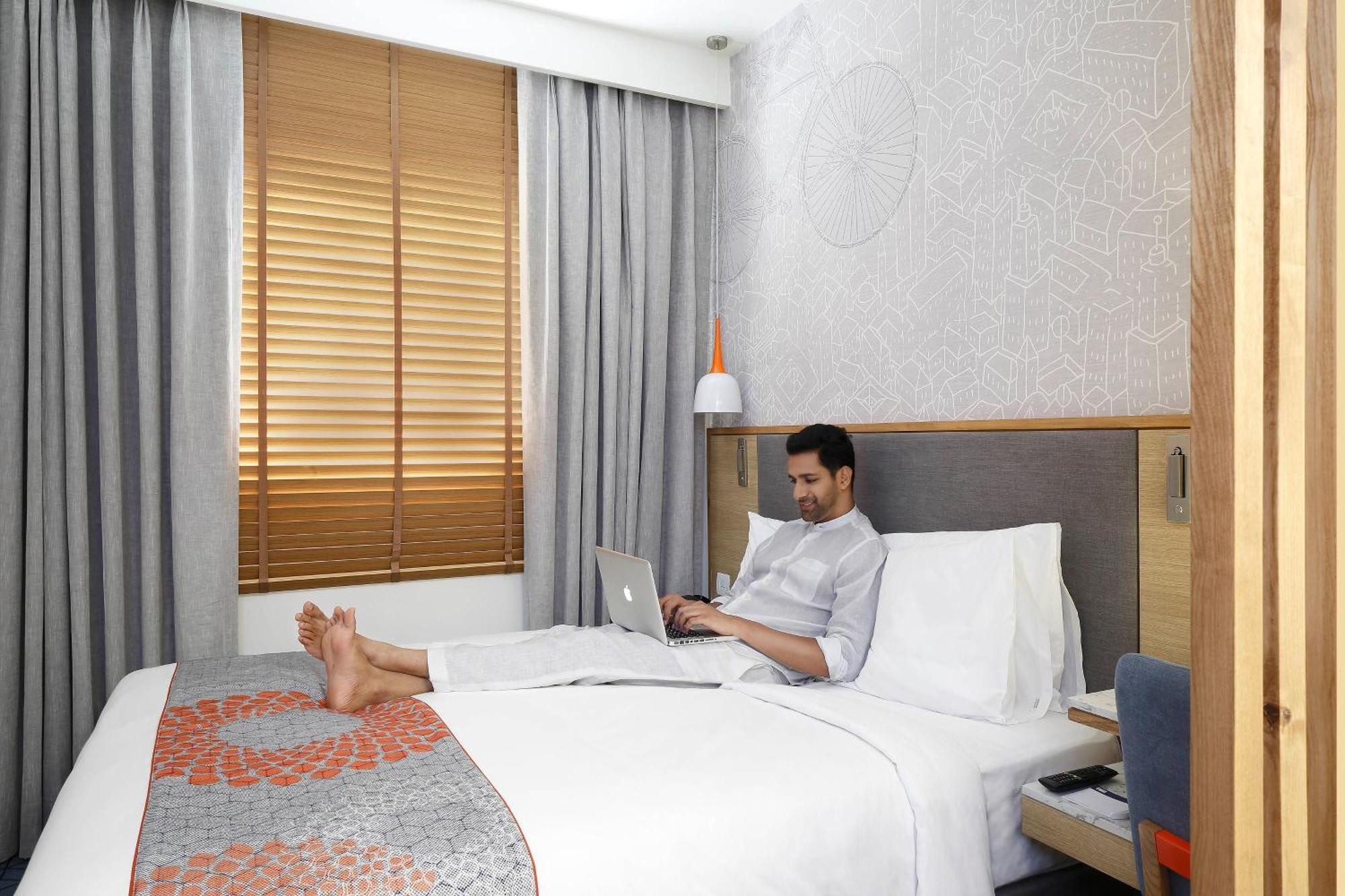 Holiday Inn Express Ahmedabad Prahlad Nagar By Ihg Exterior foto