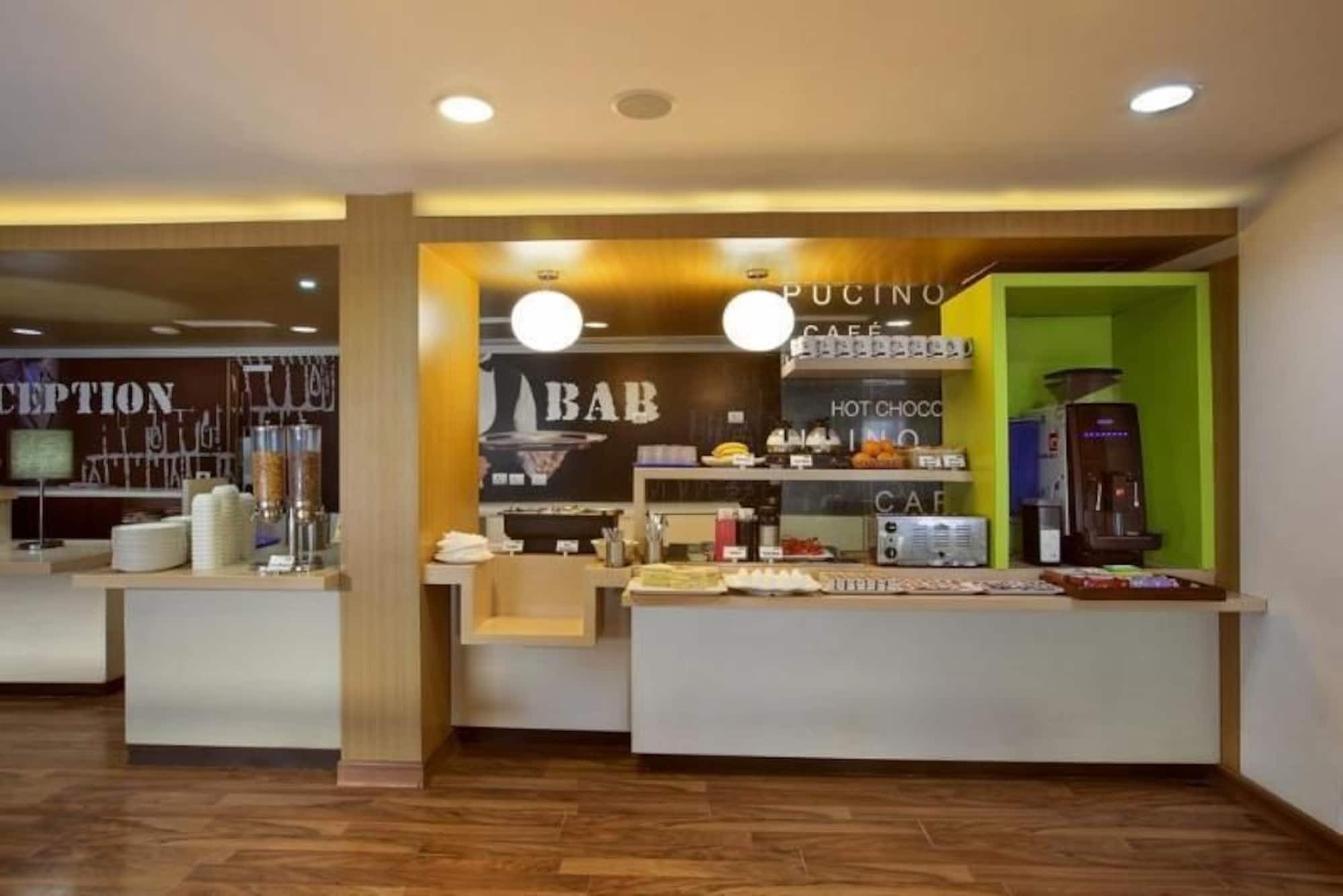Holiday Inn Express Ahmedabad Prahlad Nagar By Ihg Exterior foto